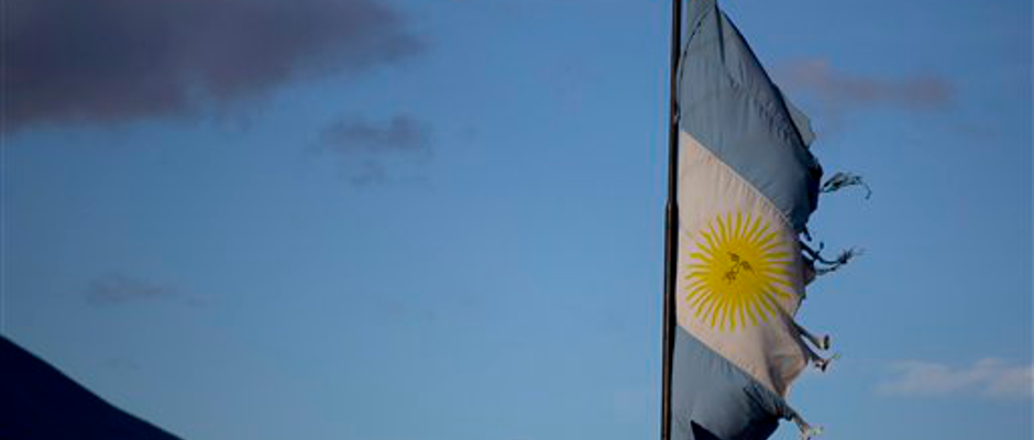 Nicht mal vor einer argentinischen Flagge haben die randalierenden Hedgefonds-Manager Halt gemacht.