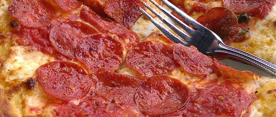 Sieht lecker aus - und ab morgen darf sie auch jeder legal selber machen und anbieten: Salamipizza.
