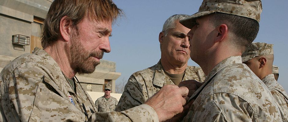 Chuck Norris (links) entfernt einem Soldaten das Abzeichen, nachdem dieser erfolglos einen Kampf geführt hat.