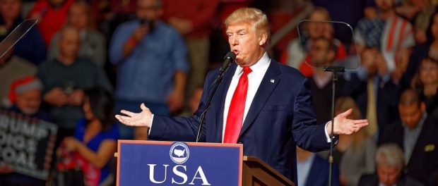 trump_motto940 Donald Trump präsentierte stolz das neue Lebensmotto der USA.